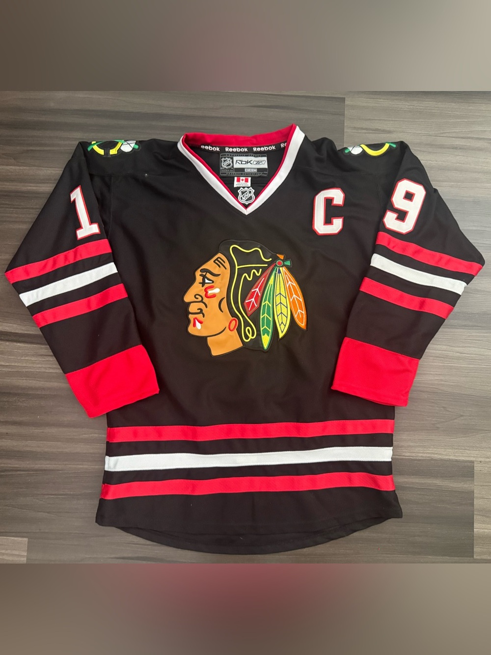 Reebok Chicago Blackhawks Jonathan Toews NHL CCM Captain Patch Jersey Men 50 L